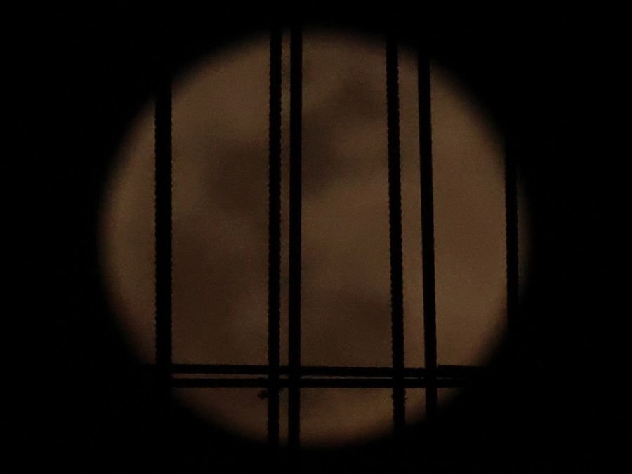 To «ματωμένο φεγγάρι» από τον ουρανό της Λάρνακας