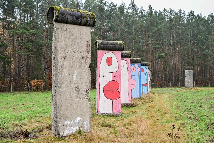 Συλλογή θραυσμάτων του Τείχους του Βερολίνου σε έκθεση