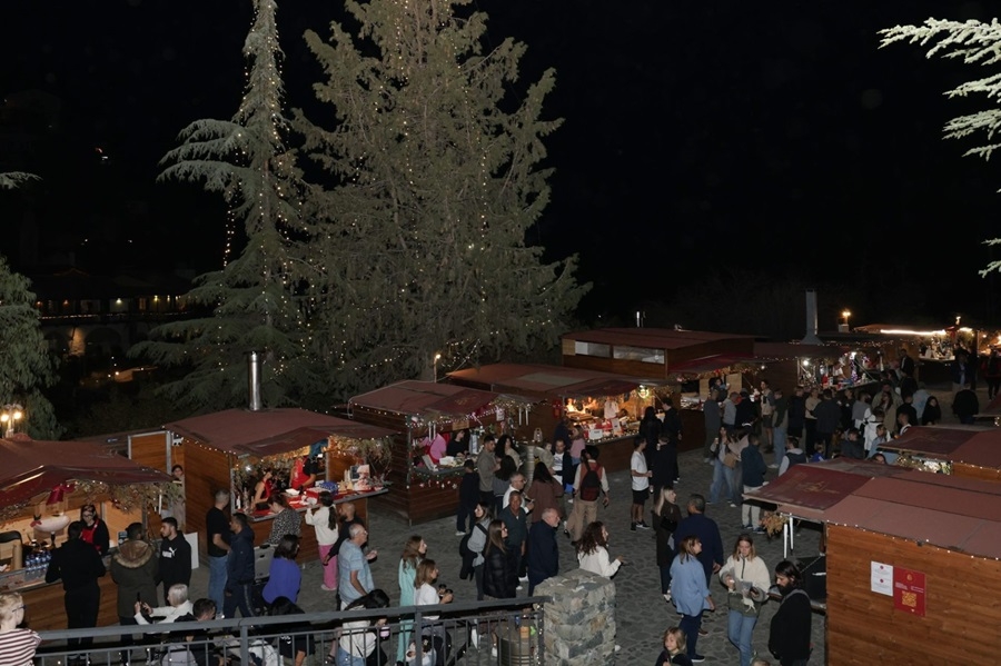 Άνοιξαν τις πύλες τους τα Χριστουγεννιάτικα χωριά